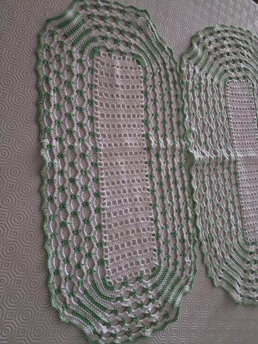 Dois naprons de crochet