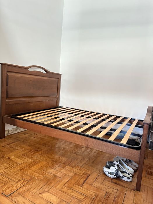 Cama casal em madeira