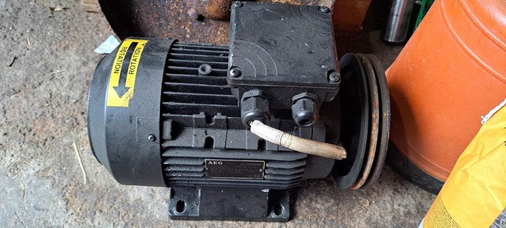 Motor  trifásico AEG