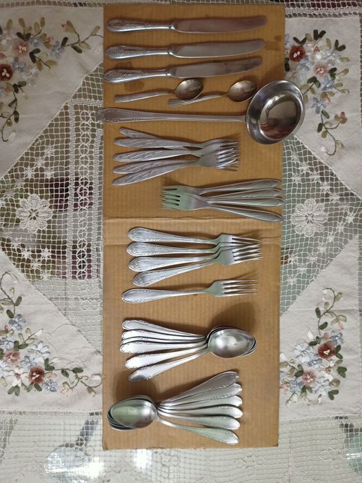 Прибори столові,  таця