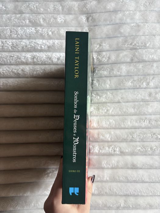 Livro: Sonhos de Deuses e Monstros de Laini Taylor