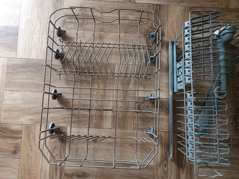 Dwa koszyki do zmywarki Whirlpool 45 cm