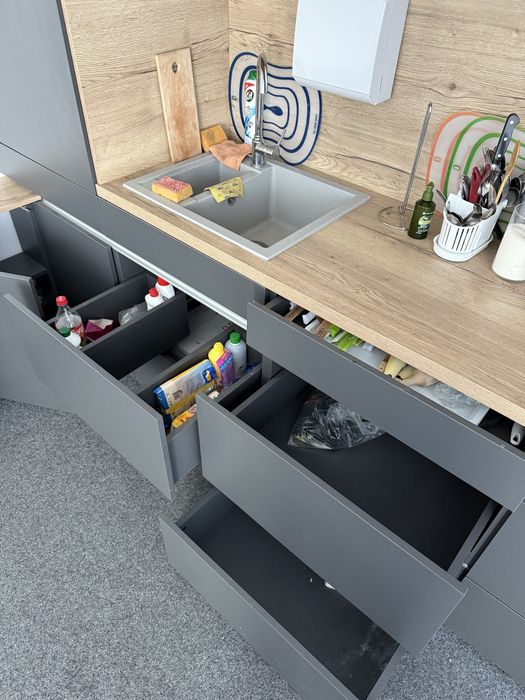 Кухня в зборі з мийкою та розетками