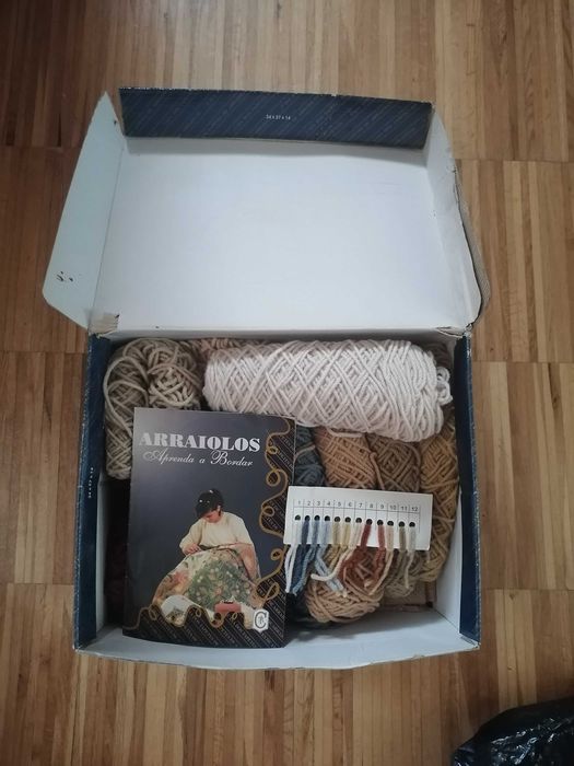 Kit para fazer quadro de Arraiolos, já iniciado 46x46cm