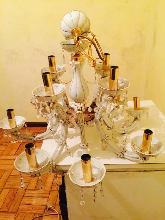 Candeeiro em porcela branca desenhada a dourada e pendorados em crista