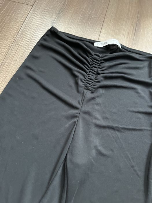Materiałowe spodnie dzwony z ozdobnym sciągaczem Bershka nowe