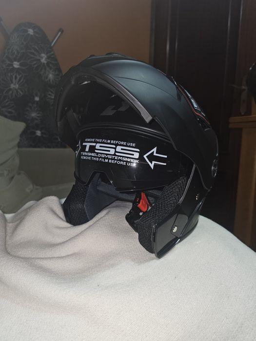 Capacete preto baso abertura frontal
