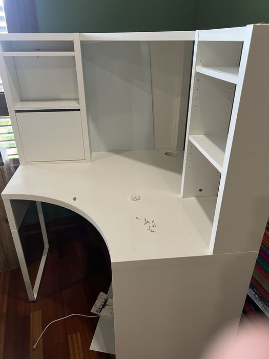 Secretaria de canto com cadeira