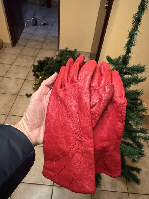 Rękawiczki czerwone skórzane i różowe delikatne materiałowe