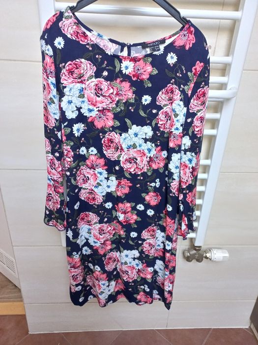 Sukienka damska w kwiaty.