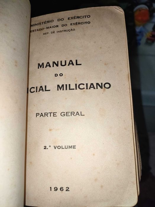 Livros antigos Manual do Oficial Miliciano vol. I & II 1962