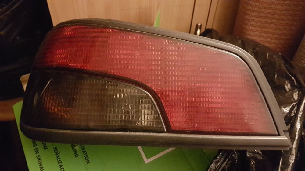 Farolins traseiros, direito e esquerdo, Peugeot 306 xtdt do ano 1996.