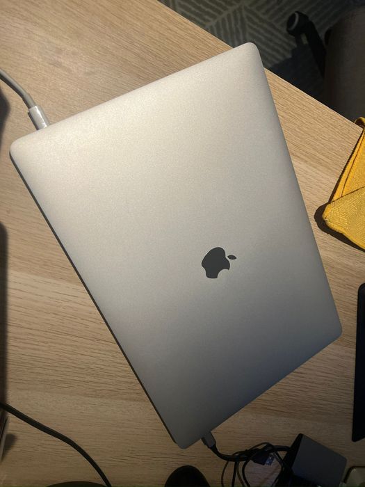 MacBook Pro 2019 16" i9 16gb ram 1tb ssd