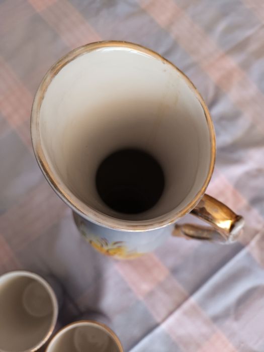 Jarra antiga com copos, cerâmica de Alcobaça