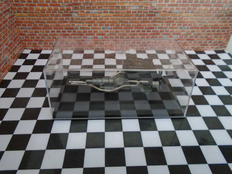 Mercedes 500 SL Silnik V8 1:18 Model