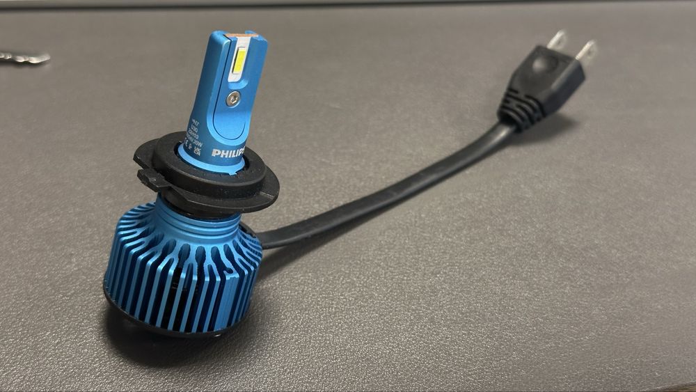 lâmpada LED automóvel, modelo H7 da Philips