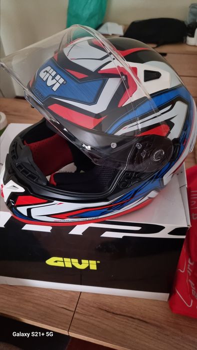 2 Capacetes FOX/GIVI  em Excelente Estado – 120€ Cada