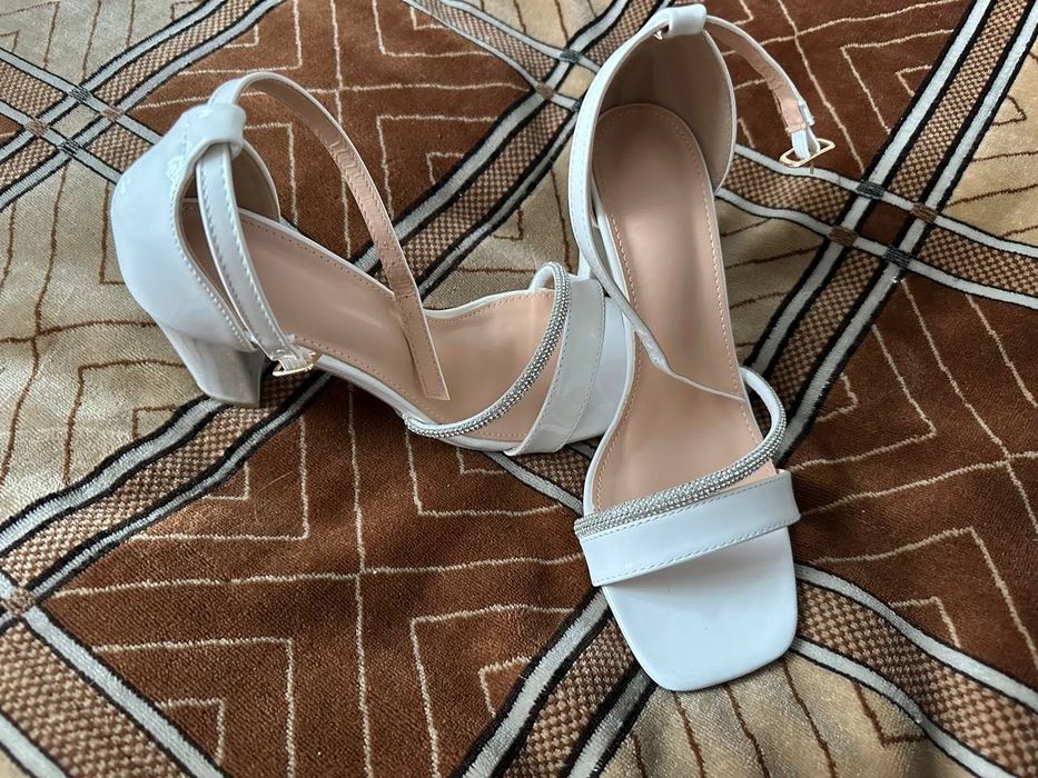 Нові стильні босоніжки.