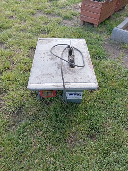 Sprzedam pile stołową uszkodzona