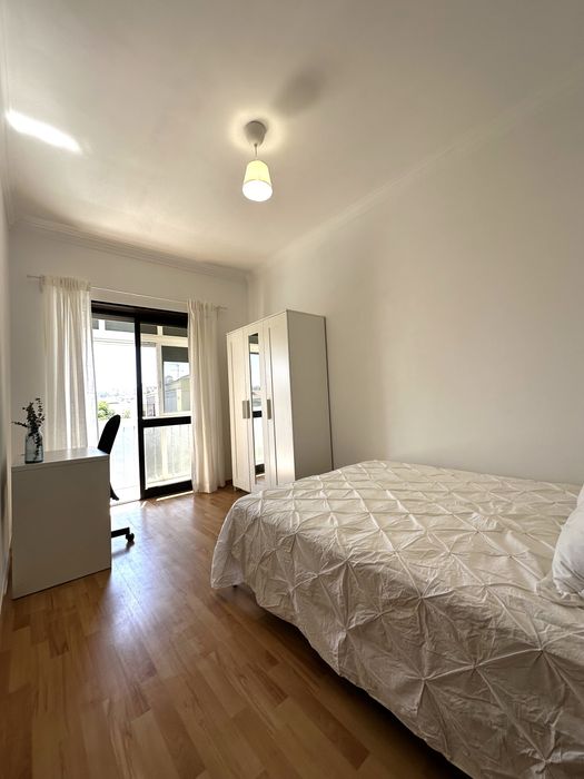 Quarto - com varanda, boa localização, equipado