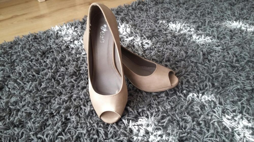 Buty na szpilce beżowe