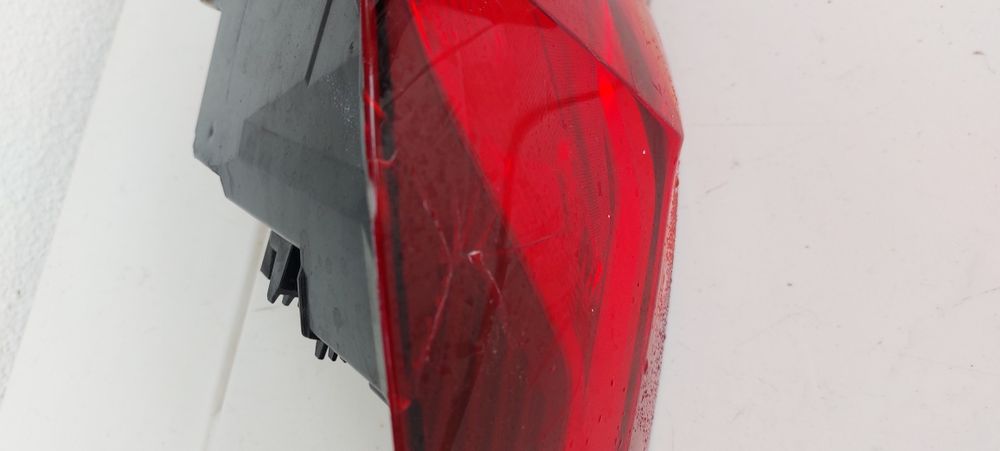 Bmw serie 1 f40 farol traseiro direito com defeito