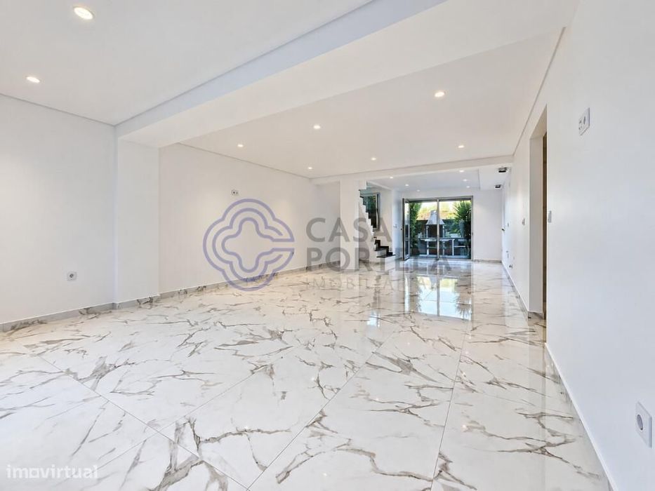 Moradia T2 completamente renovada, com terraço e jardim, a menos de 5