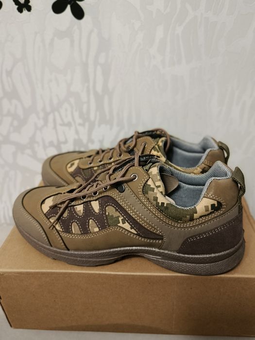 Чоловічі кросівки 45 розміру