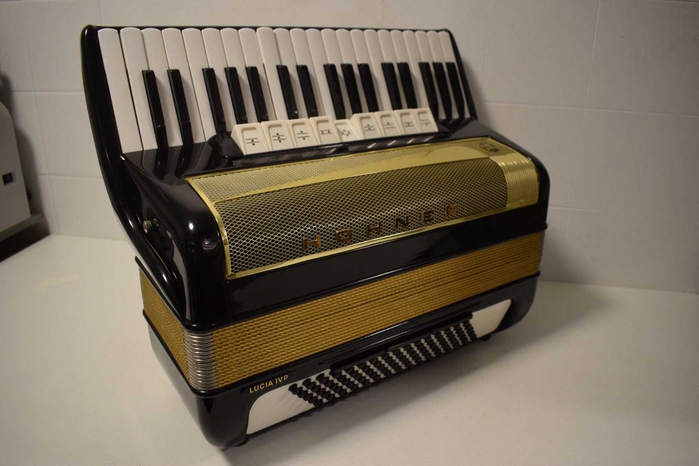 Acordeao Hohner Lucia IV P 4 Voz 96 Baixos, N.98