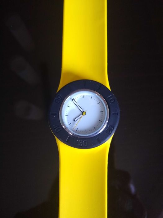 zegarek na rękę na silikonowym  żółtym pasku