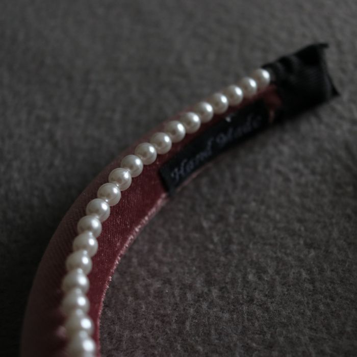 Bandolete de veludo com pérolas