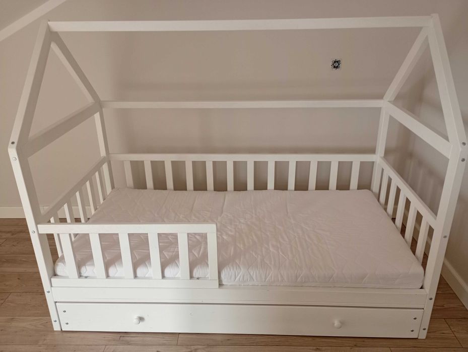 Łóżko dziecięce domek z materacem.