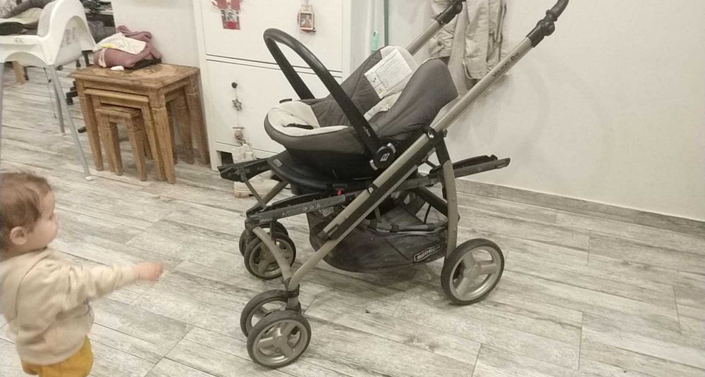 Carrinho de bebé duplo