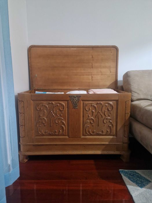 Arca em madeira castanha