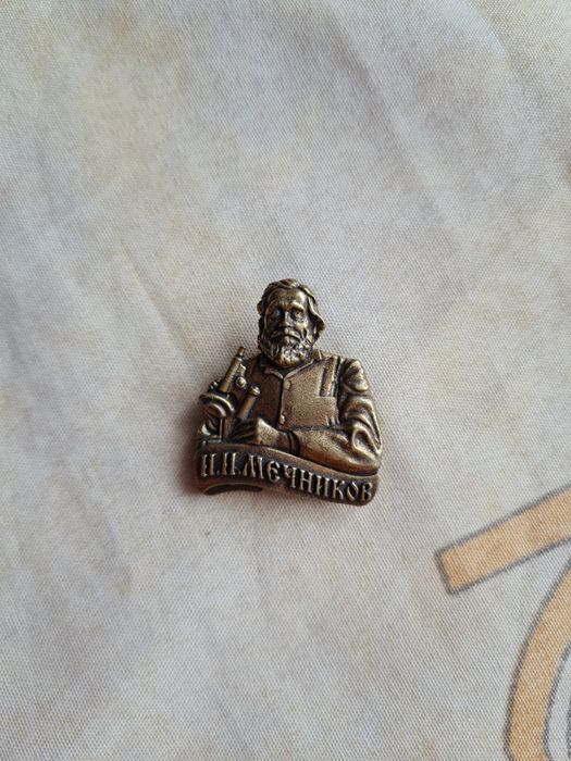 Бронзовые значки Дали, Довлатов, Есенин, Бродский