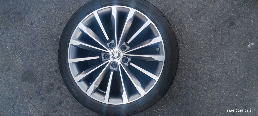 Skoda Superb 235 40 19, диски Phoenix 5 112 19: 1 000 € - Колеса в