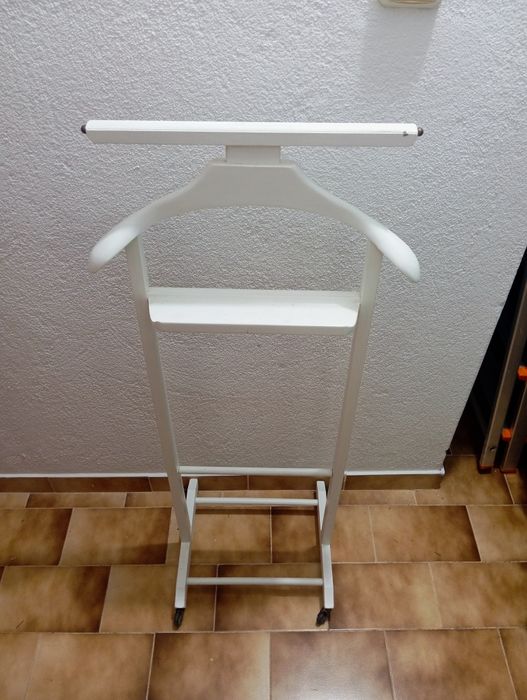 Cabide alto  quarto criança