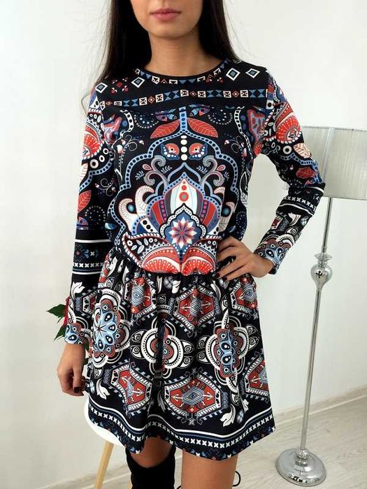 Sukienka BOHO we wzory zdobiona
