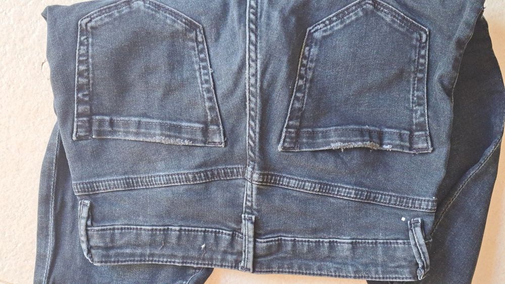 Calças de ganga = 3 pares 10 anos 2,50€ cada