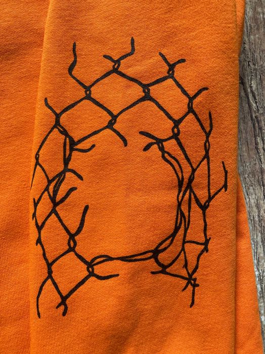 Свитшот Staff оранжевый с узором в виде железной сетки для ограждения