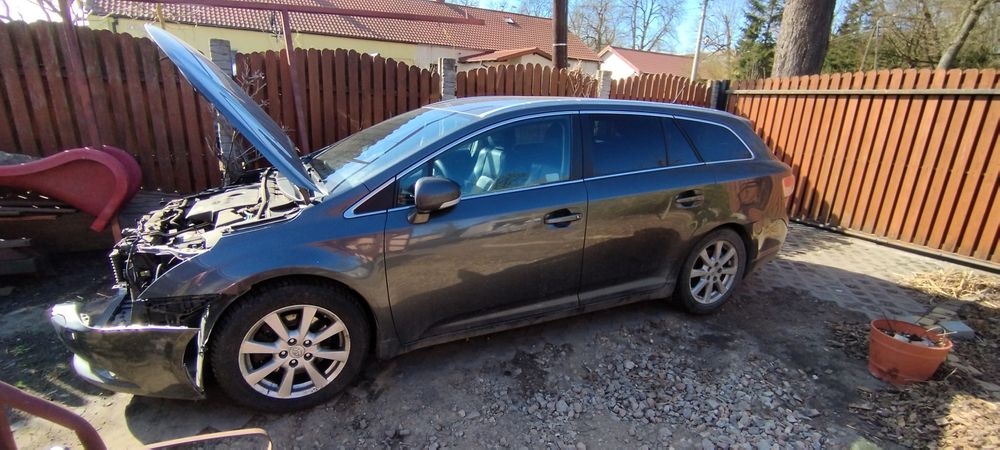 Sprzedam Toyota Avensis uszkodzony