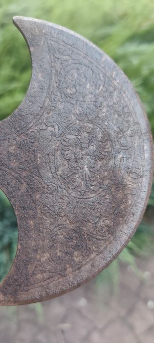 Stary przedmiot dekoracyjny z metalu i drewna – kolekcjonerski