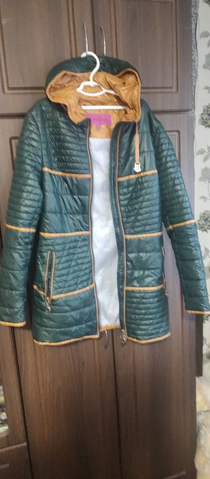 Жіноча куртка  в гарному стані