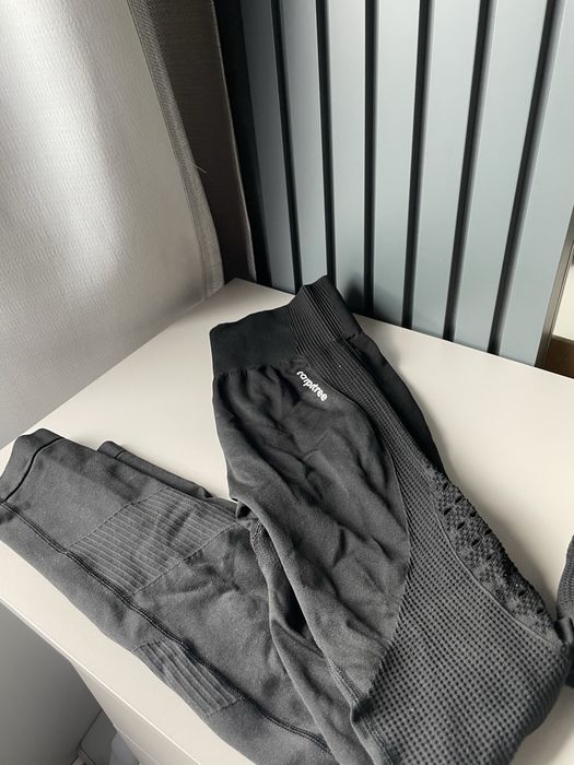 Czarny bezszwowy komplet na siłownie carpatree legginsy biustonosz