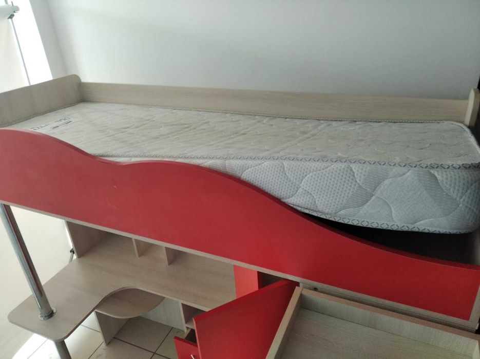 Ліжко-горище з ящиками, столом та тумбою