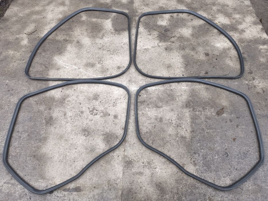 Продам уплотнители дверей на audi a4 b5