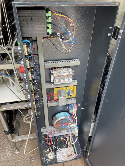 Машина для упаковки в пластиковий стаканчик рідких і в'язких продуктів