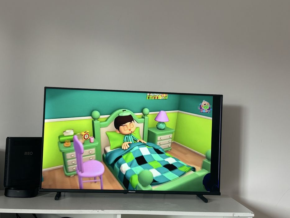 TV HISENSE QLED 40” com defeito – Preço baixo