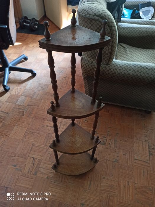 Estante de canto de madeira