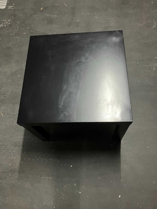 Mesa de cabeceira/apoio ou minimesa de centro. Leve e de cor neutra.